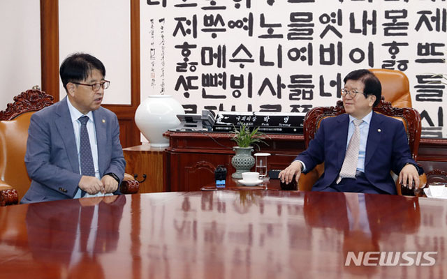 ▲ 지난 7월 박병석 국회의장을 만난 이승환 민주평통 사무처장. ⓒ뉴시스. 무단전재 및 재배포 금지.