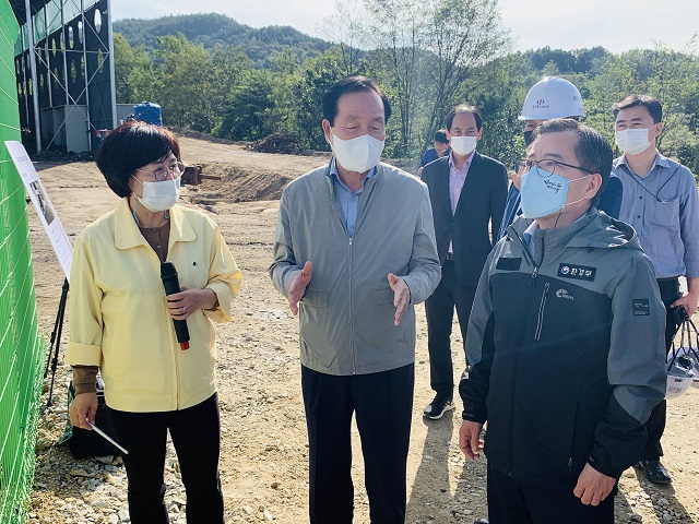 ▲ 홍정기 환경부차관은 의성군 환경과장의 브리핑을 통해 처리 현황을 확인했으며 방치폐기물 선별 시설과 침출물 처리시설 등을 돌아보며 꼼꼼하게 현장을 점검했다.ⓒ의성군