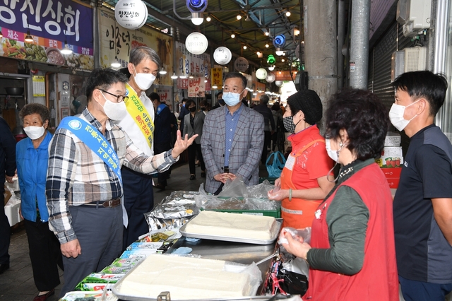 ▲ 전통시장 장보기 행사중 상인들과 대화하고 있는 장욱현 영주시장.ⓒ영주시