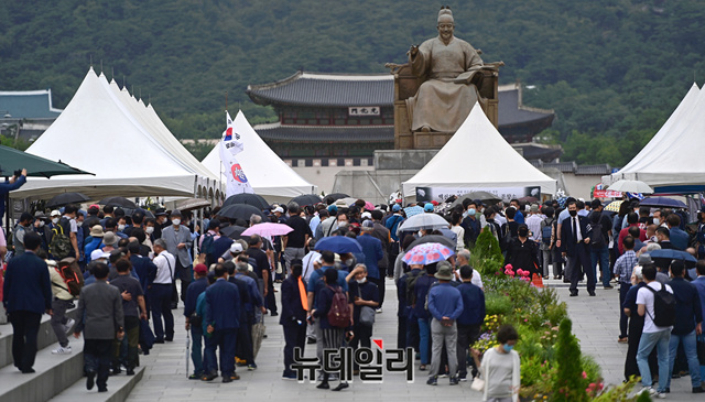 ▲ 지난 7월 14일 백선엽 장군을 조문하기 위해 모인 시민들이 서울 광화문광장에 마련된 시민분향소에서 긴 줄을 선 채 조문을 기다리고 있는 모습이다. ⓒ정상윤 기자