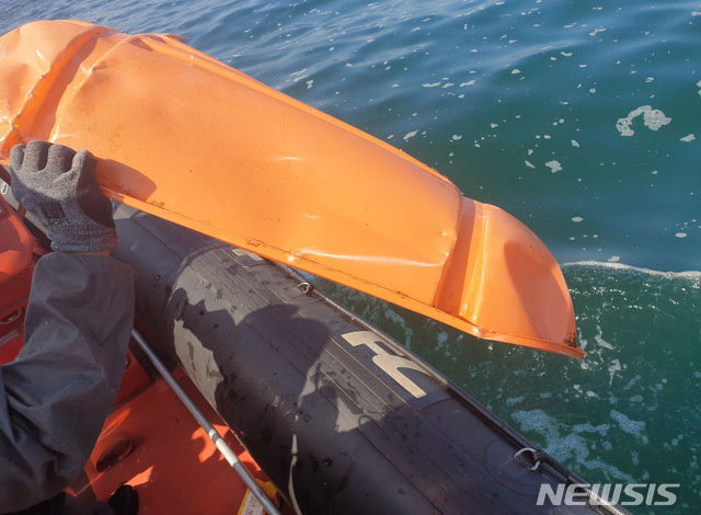 ▲ 숨진 이씨 시신 수색 중 해양경찰이 인근 해역에서 발견한 오염 방지용 부이. 이씨가 이 부유물에 의지해 바다를 표류해 구명조끼를 입은 것으로 착각했을 수도 있다는 지적이 나온다. ⓒ뉴시스. 무단전재 및 재배포 금지.