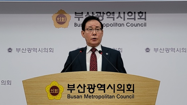 ▲ 이종혁 전 한나라당 국회의원이 29일 부산시의회에서 기자회견을 열고, 내년 4월 부산시장 보궐선거 출마를 공식 선언하고 있다. ⓒ이종혁 전 의원 측 제공