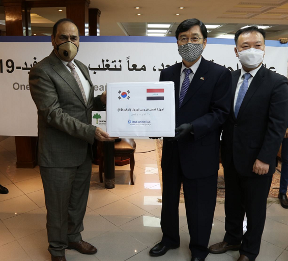 ▲ (왼쪽부터) 나세르 알 시블리 이라크 교통부 장관, 장경욱 주 이라크 한국대사, 정현석 대우건설 부장이 코로나19 진단키트 기증 후 기념촬영을 하고 있다. ⓒ 대우건설