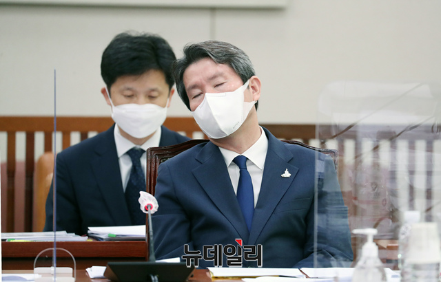 ▲ 이인영 통일부 장관이 28일 오전 국회에서 열린 외교통일위원회 전체회의에 참석해 피곤한 듯 눈을 감고 고개를 돌리고 있다. (사진=공동취재단)ⓒ이종현 기자