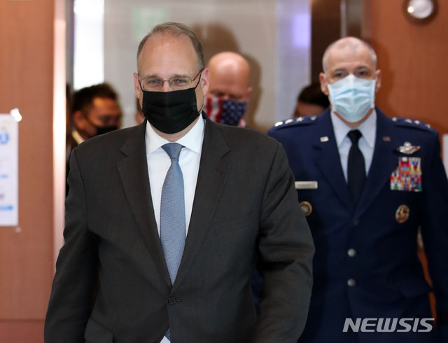 ▲ 마셜 빌링슬리 미국 국무부 군비통제 대통령 특사. 뒤따라 오는 사람이 토머스 부셰 미군 전략사령부 부사령관(공군 중장)이다. ⓒ뉴시스. 무단전재 및 재배포 금지.