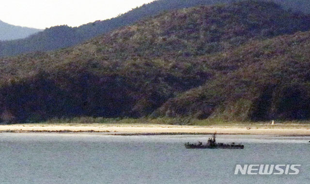 ▲ 해수부 공무원 이씨가 사살된 황해남도 장산곶 인근을 순찰 중인 북한 경비정. ⓒ뉴시스. 무단전재 및 재배포 금지.