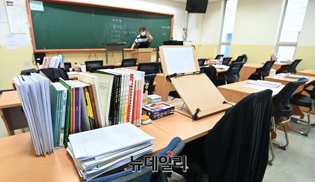 ▲ 서울 강남구 종로학원 강남본원의 한 강사가 20일 오후 재원생들을 대상으로 비대면 원격수업을 진행하고 있다. ⓒ권창회 기자