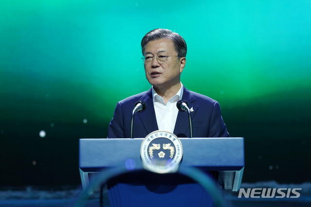 ▲ 문재인(사진) 대통령이 지난 23일 제75차 유엔(UN·국제연합) 총회 기조연설에서 종전선언 의지를 밝혔다. 사진은 문재인 대통령이 24일 오후 경기 김포시 민간 온라인 공연장인 캠프원에서 열린 디지털뉴딜문화콘텐츠산업 전략보고회에 참석해 연설을 하고 있는 모습. ⓒ뉴시스