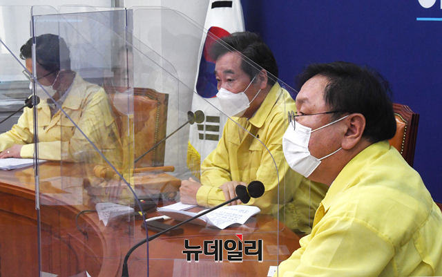 ▲ 더불어민주당 이낙연(가운데) 대표와 김태년(오른쪽) 원내대표. ⓒ공동취재단, 이종현 기자