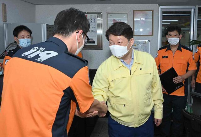 ▲ 권영진 대구시장은 추석 연휴를 앞둔 29일 오후 시민들이 안전하고 평안한 명절을 보낼 수 있도록 현장 비상근무를 실시하는 평리119안전센터 등을 찾아 근무자를 격려했다.ⓒ대구시