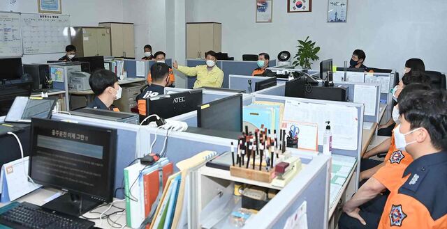 ▲ 권 시장은 24시간 화재예방, 구조·구급활동 등을 통해 재난으로부터 시민을 지키기 위해 현장 비상근무를 하는 119안전센터를 방문해 추석연휴 기간 중 비상대응체계와 직원들의 애로사항을 청취했다.ⓒ대구시