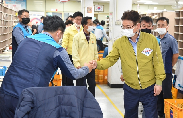 ▲ 이철우 지사가 구미우체국을 방문해 언택트(비대면) 추석으로 비대면 장보기, 온라인 쇼핑에 따른 택배, 소포 등 우편물량의 급증에 따른 업무과중으로 노고가 많은 종사자들을 격려하면서 작업장 환기 등 방역수칙을 잘 지켜줄 것을 당부했다.ⓒ경북도