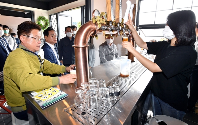 ▲ 이 지사는 청년창업가 가게인 ‘비츨담다’로 자리를 옮겨 청년창업가 10여명과 함께 연고가 없는 의성군으로 귀농해 창업하기까지의 애로사항과 미담사례 등 청년들이 창업하고 자리를 잡을 수 있는 방안에 대한 토론을 펼쳤다.ⓒ경북도