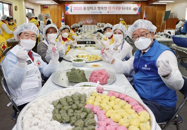 ▲ DGB대구은행 임직원으로 구성된 DGB동행봉사단과 대학생홍보대사, 대한적십자사 대구지사(회장 송준기) 봉사단 등 40여명이 코로나19 방역수칙을 준수하고 철저한 예방책을 지켜 집합한 가운데 진행됐다.ⓒDGB대구은행