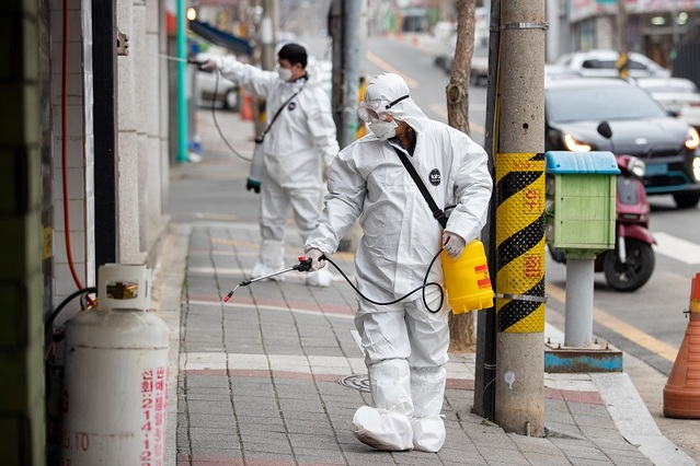 ▲ 증평군 코로나19 방역요원들이 길거리에서 방역활동을 하고 있다.ⓒ증평군