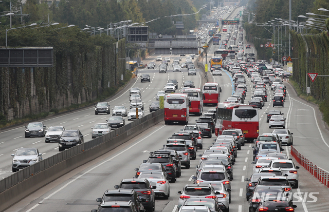 ▲ 지난달 30일 오전 서울 서초구 잠원 IC 인근 부산방향 경부고속도로에서 귀성 차량이 몰려 정체되고 있다. ⓒ뉴시스