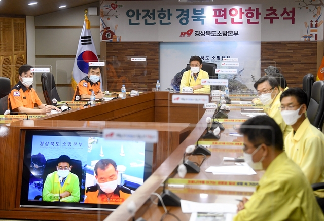 ▲ 경북 소방본부를 찾은 이 도지사는 작전회의실에서 119종합상황실장의 추석명절 소방안전 추진대책을 보고 받고, 연휴기간 특별경계근무에 돌입한 일선 19개 소방관서와 영상회의를 직접 주재하며 명절기간 소방 안전대책을 점검하고 현안 사항을 두루 살폈다.ⓒ경북도