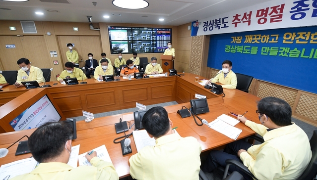 ▲ 이철우 지사는 도 종합상황실을 방문해 비상상황근무 현황을 보고 받은 뒤 비상근무 중인 직원들의 노고를 격려했다.ⓒ경북도