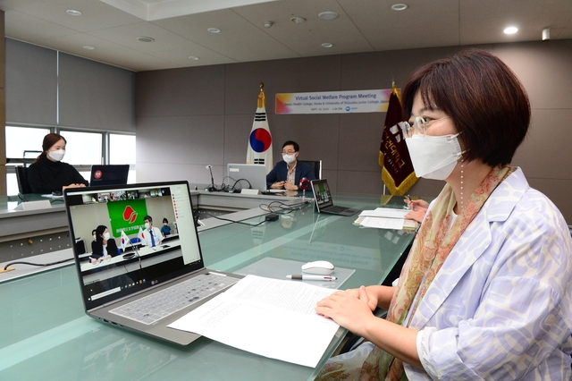 ▲ 28일 본관 9층 소회의실에서 양 대학(대구보건대학교·시즈오카현립대학교) 사회복지과 교수들이 온택트 학생 세미나 개최를 논의하기 위해 실시간 화상회의를 진행하고 있다.ⓒ대구보건대