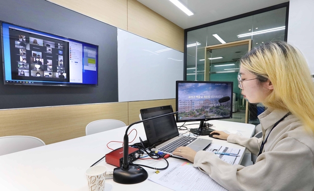 ▲ 사진은 교수학습지원센터가 지난달 25일 백호e튜터링 오리엔테이션을 실시간 온라인으로 진행하는 모습.ⓒ영진전문대