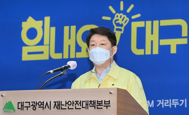 ▲ 대구시와 질병관리청의 발표에 따르면 3일 오전 0시 현재, 대구시에서 발생한 코로나19 신규 확진환자는 없으며, 총 확진자 수는 7133명으로 나타났다. 사진은 권영진 대구시장의 최근 브리핑 장면.ⓒ대구시