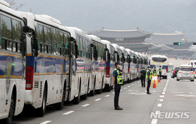 ▲ 로나19 전파 우려로 일부 보수단체의 개천절 집회가 전면 금지된 3일 서울 광화문광장 일대가 경찰 봉쇄돼 있다. 경찰은 이날 서울 도심에 검문소 90개소를 설치하고 800여명의 경력을 동원했다. 21개 기동대 등 부대 인력도 배치됐다. ⓒ뉴시스