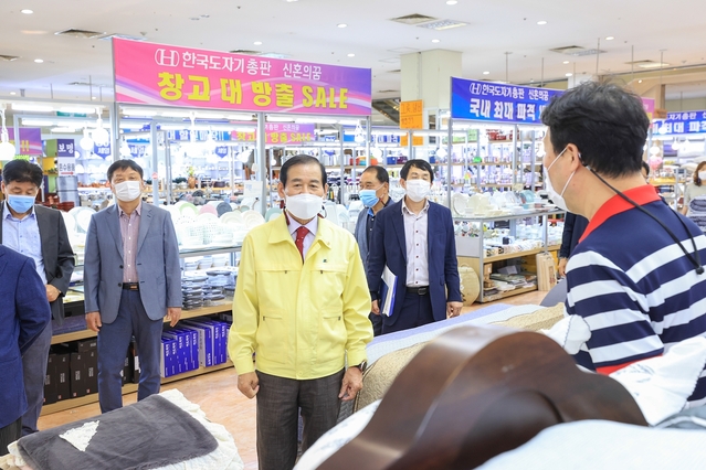 ▲ 장상수 의장이 ‘대구종합유통단지’ 내 소규모 상가들을 잇달아 방문하고 코로나19에 따른 매출감소로 힘든 시간을 보내고 있는 지역의 소상공인의 애로사항을 청취했다.ⓒ대구시의회