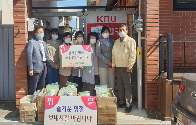 ▲ 경북도의회 정영길 의원(제일 오른쪽)은 28일 추석 명절을 앞두고 열린지역아동센터 등 성주군 관내 4개 지역아동센터를 방문해 위문품을 전달했다.ⓒ경북도의회