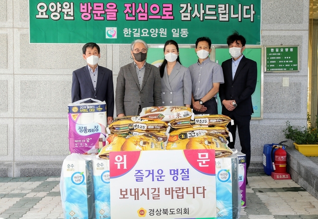 ▲ 김하수 도의원(왼쪽 두번째)은 운문면에 위치한 노인요양시설인 ‘한길요양원’을 방문해 격려품을 전달하며 “도의회 행정보건복지위원장과 사회복지 전문가로서, 그간의 노하우를 십분 살려 어르신들의 복지수준이 이전과는 확연히 다르게 한 단계 더 높여 나가는데 의정역량을 집중하겠다”고 강조했다.ⓒ경북도의회