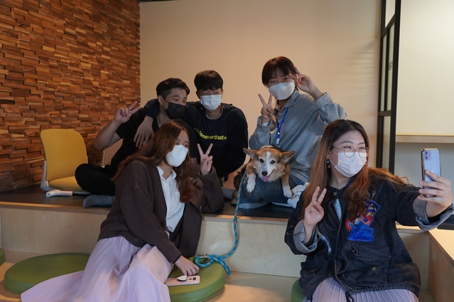 ▲ 수성대 학생들이 최근 오픈한 신비관 4층 휴게공간 ‘휴 SUSEONG LOUNGE’에서 애완동물관리과 애완견 ‘효리’와 함께 셀카를 찍고 있다.ⓒ수성대