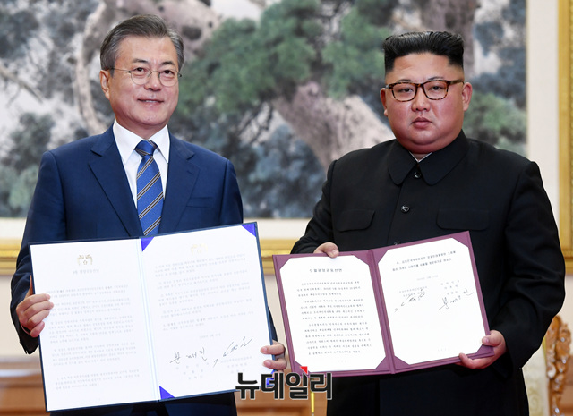 ▲ 2018년 9월 19일 백화원 영빈관에서 정상회담을 마친 문재인 대통령과 북한 김정은이 평양공동선언서에 서명한 뒤 기념 촬영을 하고 있다. ⓒ사진=평양사진공동취재단