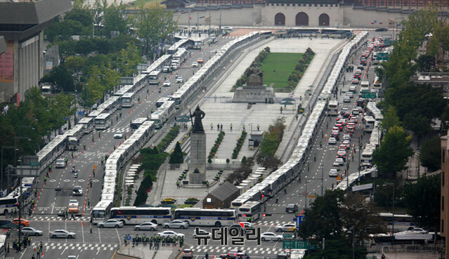 보수단체가 개천절 집회를 예고한 3일 오후 서울 종로구 광화문 광장 일대가 차벽으로 둘러싸여 있다. ⓒ이기륭 기자