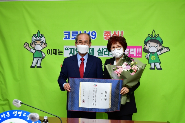 ▲ 청도군(군수 이승율)은 현재 공석 중인 보건소장에 개방형직위 일반임기제 공무원 박미란 씨(오른쪽)를 지난 1일자로 임용했다.ⓒ청도군