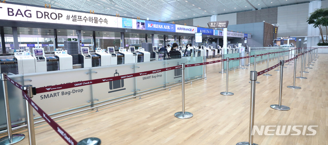 ▲ 지난 3월 일본의 한국인 입국 제한 조치에 대한 우리정부의 대응조치로 인천공항 제2터미널 발권창구가 한산한 모습을 보였다. ⓒ뉴시스