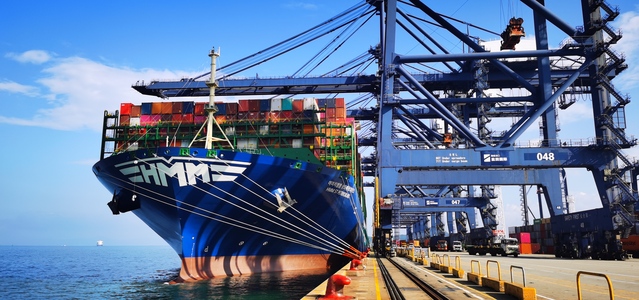 ▲ 지난 30일 중국 옌톈(Yantian)에서 12호선 ‘HMM 상트페테르부르크(St Petersburg)’호가 출항을 준비하고 있다. 이날 상트페테르부르크호는 1만9,529TEU를 선적하면서 만선(滿船)으로 유럽으로 출항했다.ⓒHMM