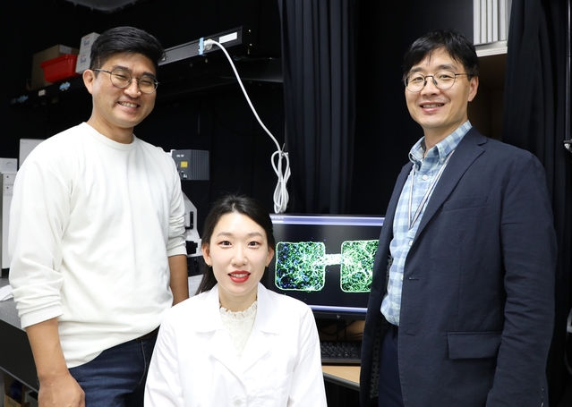 ▲ DGIST 로봇공학전공 최홍수 교수(오른쪽), 제1저자 김은희 박사과정생(가운데), DGIST-ETH 마이크로로봇 연구센터 김진영 선임연구원(왼쪽).ⓒDGIST