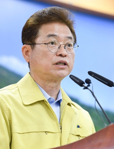 ▲ 이철우 경북도지사는 4일 개최된 ‘코로나19 중앙재난안전대책본부 회의’에 참석해 정세균 국무총리에게 도내 신설 마스크 생산업체의 인증 절차와 마스크 수출 허가 관련 제도개선을 적극 건의했다.ⓒ경북도