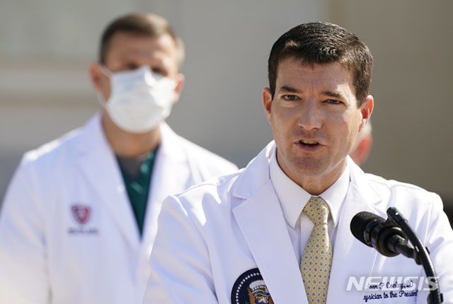 ▲ 베데스다 해군기지 내 월터 리드 병원 앞에서 브리핑을 하는 숀 콘리 해군 중령. 미국 대통령 주치의다. ⓒ뉴시스 AP. 무단전재 및 재배포 금지.