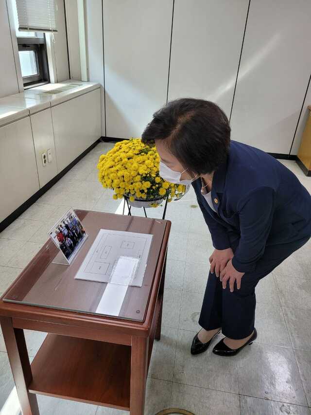 ▲ 추미애 법무부 장관이 지난 1일 고(故) 김홍영 검사의 과거 검사실을 찾아 그의 사진을 바라보며 추모하고 있다. ⓒ추미애 페이스북