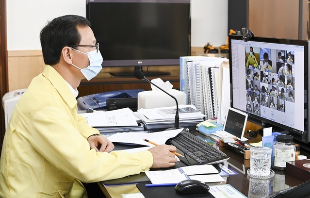 ▲ 조병옥 음성군수는 5일 주간업무 영상회의에서 코로나19시대 비대면, 온라인서비스 활성화를 위한 대응마련을 주문했다.ⓒ음성군