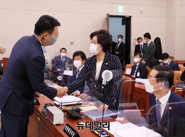 ▲ 추미애 법무부 장관이 9월 21일 오전 국회에서 열린 법제사법위원회 전체회의에 출석해 더불어민주당 의원들과 악수를 나누고 있다. ⓒ국회사무처