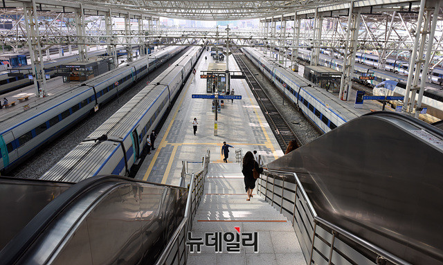 ▲ 추석연휴가 시작되기 하루 전인 지난달 29일 한산한 서울역 모습. ⓒ박성원 기자