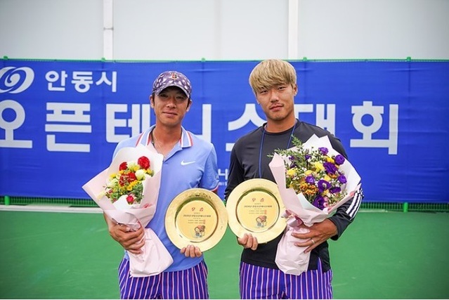 ▲ 지난달 21~30일 경북 안동에서 열린 2020년도 안동오픈테니스대회에서 남자 복식 1위를 차지한 홍성찬-신산희 선수.ⓒ세종시