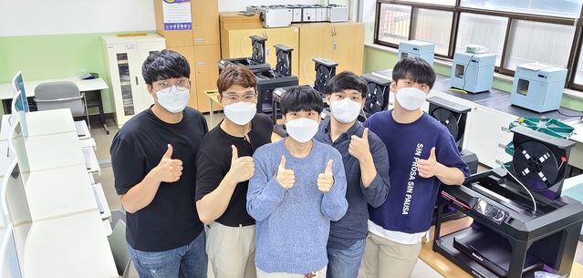 ▲ 고교 졸업 후 사회생활을 하다가 영진전문대학교로 입학, 컴퓨터응용기계계열에 재학 중인 김동규, 박관정, 김지우, 오기택, 공창열 학생(왼쪽부터)이 계열 실습실에서 최고를 외치고 있다.ⓒ영진전문대