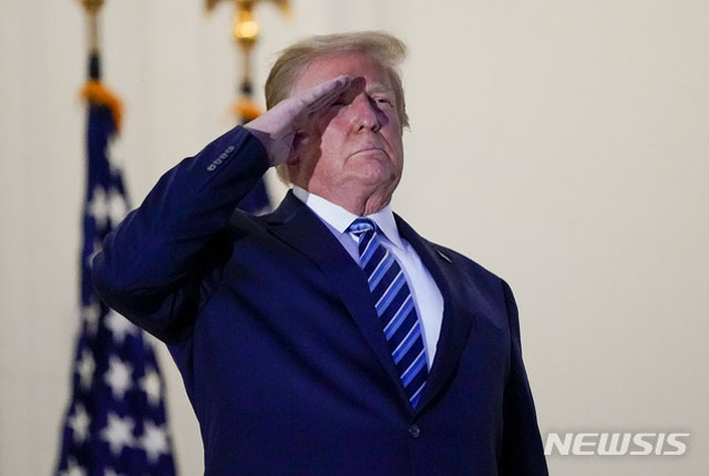 ▲ 백악관으로 복귀한 도널드 트럼프 대통령이 2층 블루룸 발코니에 나와 성조기를 향해 경례하고 있다. ⓒ뉴시스 AP. 무단전재 및 재배포 금지.