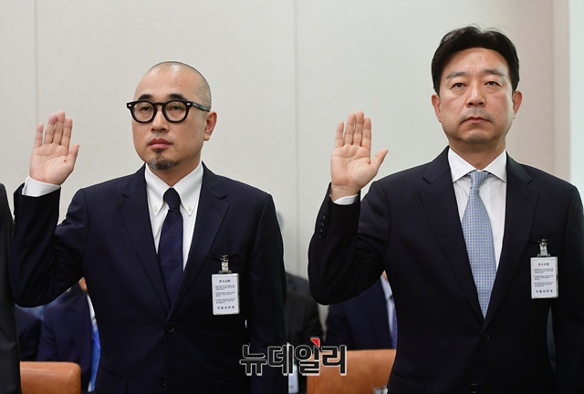 ▲ 김봉진 우아한형제들 의장, 강신봉 딜리버리히어로코리아(왼쪽부터)가 지난 2018년 국회에서 열린 산업통상자원중소벤처기업위원회의 중소벤처기업부, 특허청에 대한 국정감사에 증인으로 참석해 증인선서를 하고 있다. ⓒ정상윤 기자