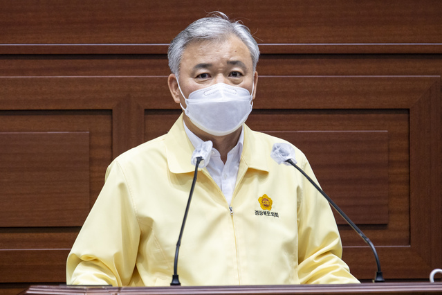 ▲ 경북도의회 권광택(국민의 힘, 안동)의원이 이철우 경북도지사가 적극 추진 중인 대구경북행정통합을 두고 ‘행정의 신뢰성’을 떨어뜨린다며 원점 재검토를 강하게 제기했다.ⓒ경북도의회