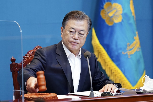 ▲ 문재인 대통령이 6일 오전 청와대 여민관에서 영상으로 열린 제51회 국무회의에 참석해 의사봉을 두드리고 있다. ⓒ청와대