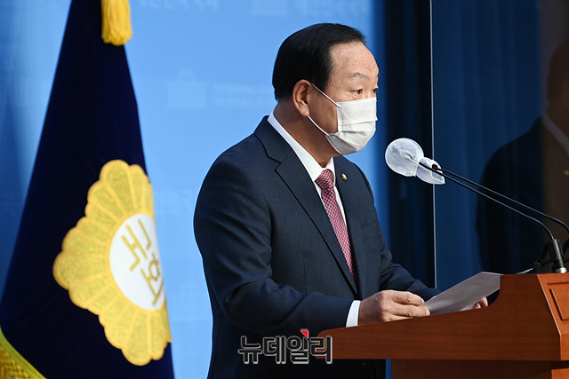 ▲ 군 장성 출신의 한기호(사진) 국민의힘 의원이 5일 국회 소통관에서 기자회견을 열고 야당 국방위 간사직을 사퇴한다고 밝혔다. ⓒ박성원 기자