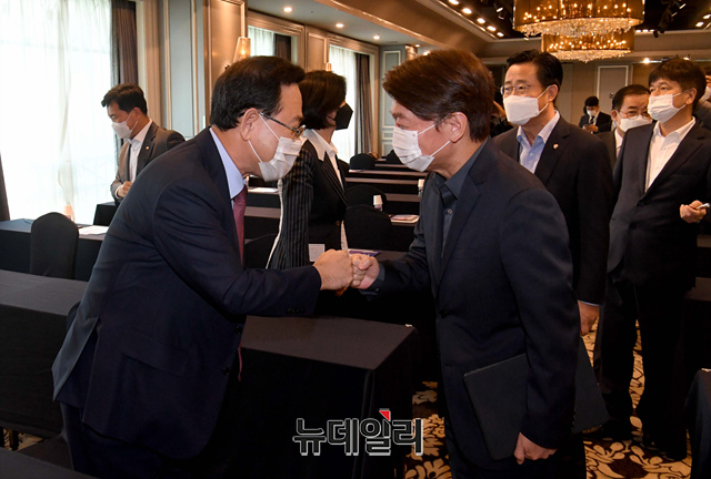 ▲ 안철수 국민의당 대표가 지난달 23일 서울 여의도 켄싱턴호텔에서 열린 '대한민국 미래혁신포럼'에서 주호영 국민의힘 원내대표와 인사를 나누고 있다. (사진=공동취재단)ⓒ이종현 기자